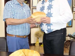 Главе Запорожской области устроил в кабинете фотосессию с хлебом