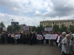 Митинг стоматологов под мэрией в Днепре: что говорят участники протеста