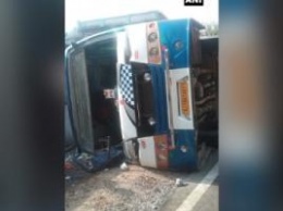 В Индии перевернулся грузовик с людьми: погибли 19 человек, есть раненые