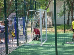 Футбольная площадка в Молодежном парке не выдержала популярности у детей