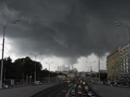 Дороги-реки, машины-корабли: Москву накрыли сильные ливни