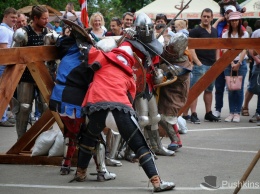 В парке Шевченко прошли ожесточенные бои средневековых рыцарей. Фото, видео