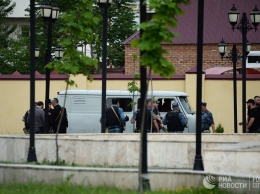 Очевидцы атаки на церковь в Грозном рассказали, как подперли двери стулом