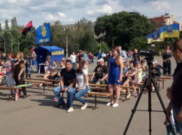 На Соборной площади Славянска проходит безалкогольный концерт в честь дня рождения Василия Хоменко