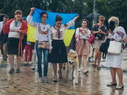 В Киеве под дождем прошел марш вышиванок