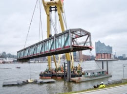 В порту Гамбург работает 600-тонный кран для перевалки сверхтяжелых грузов (фото)