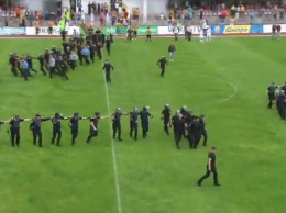 Ультрас сорвали футбольный матч в Черкассах и устроили потасовку: 26 задержанных, 18 пострадавших