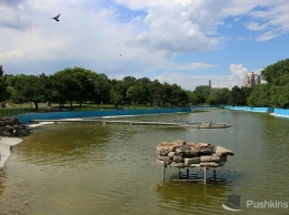 После масштабной чистки главный пруд парка Победы заполняют водой. Фото