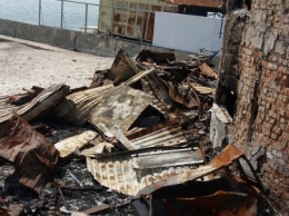Останки сгоревшего на одесском пляже ресторана не спешат убирать, - ФОТО