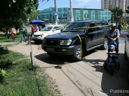 «Паркуюсь, как олень»: в Одессе две иномарки обмотали лентой. Фото