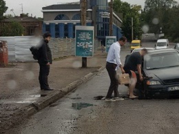 Возле ДК Ильича в ливневку снова провалился автомобиль