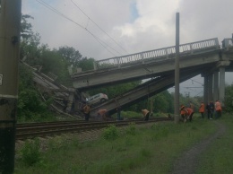ФОТОФАКТ. На Луганщине взорвали мост, соединяющий Красный Луч с Луганском