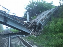 На оккупированной территории взорвали мост, соединяющий Луганск с другими городами
