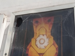 В центре Мариуполя вандалы повредили театральные афиши, - ФОТОФАКТ