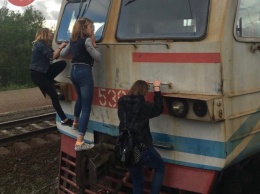 Опубликованы фото трех девушек, которые прицепились к электропоезду на Троещине