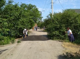 Грунтовые дороги приводят в порядок с помощью асфальтной вырубки (фото)