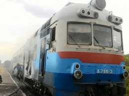 Пригородный поезд загорелся в Закарпатской области (фото)