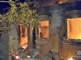В Марьинке в результатах попадания снаряда сгорел дом