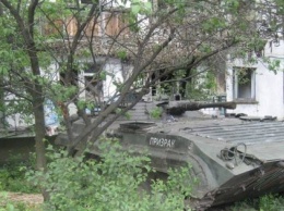 Боевики "ЛНР" разместили БМП под окнами жилой многоэтажки