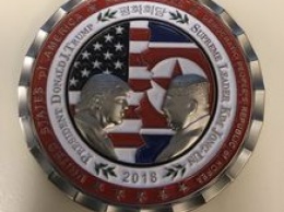 В США выпустили памятную монету к предстоящей встрече Трампа и Ким Чен Ына: американского президента омолодили, а лидеру КНДР дорисовали несколько подбородков