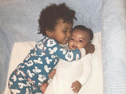 Ким Кардашьян поделилась в соцсети трогательным снимком своих младших детей