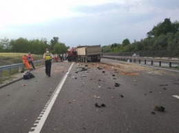 В Венгрии автобус с гражданами Румынии столкнулся с грузовиком: девять человек погибли