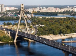 В Киеве сегодня частично перекрыли движение транспорта по Северному мосту