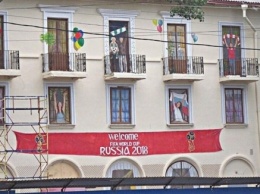 Креатив из Ростова: в окнах аварийного дома нарисовались счастливые фанаты