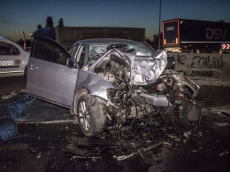 Под Киевом Volkswagen врезался в бетонное заграждение, пассажир погиб на месте. Фото. Видео