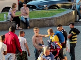 В центре Киева футбольный фанат "вырубил" хулигана одним ударом (видео)