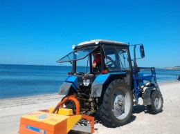 В Очакове начали очистку песка на пляже при помощи спецтехники