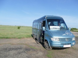 "Полмешочка мира": пять изолированных сел связал с Бахмутом социальный автобус от ADRA Ukraine