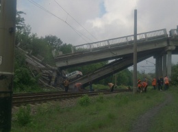 Гражданский автомобиль упал с разрушенного Штеровского моста: пострадали двое человек