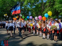 Главарь ОРДО на последнем звонке вручил лицеисту «золотые часы» за «научную разработку»