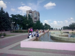 В Мелитополе выпускники устроили купания в фонтане (фото)