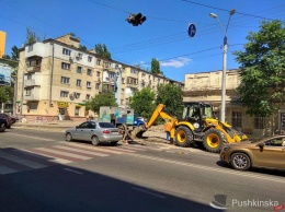 На Среднефонтанской прорвало трубу: дома без воды, а на дороге - пробка. Фото