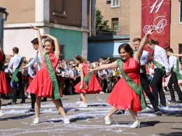 Николаевские выпускники с танцами под Монатика отпраздновали последний звонок