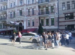 Сотни фанов встречали перед отелем Опера в Киеве футболистов "Реал Мадрида". Фото, видео