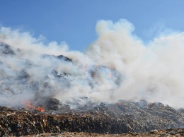 Директор КП, обслуживающего мусорный полигон в Николаеве рассказал, что пожар на свалке ликвидировали, но мусор все еще продолжает тлеть