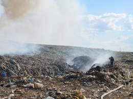 Николаевские спасатели дежурят на городской свалке, чтобы не допустить повторных возгораний