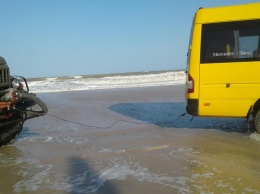 На острове в районе Кирилловки застряли автобус и более десятка легковушек (Фото)
