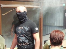 Неизвестные люди возле метро "Лесная" разбили киоски торговцев
