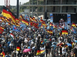 Сторонники и противники правопопулистов вышли на марши в Берлине