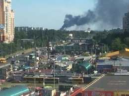 Под Киевом начался крупный пожар на складе с вторсырьем