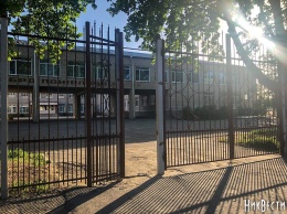 Николаевское гороно отдало 1,5 миллиона за новый забор вокруг школы в Матвеевке - через полгода ограждение проржавело
