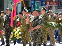 В Николаеве "по старому стилю" пограничники прошли колонной и возложили цветы к мемориалам