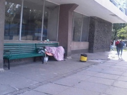 В Херсоне бездомные обосновались на автовокзале