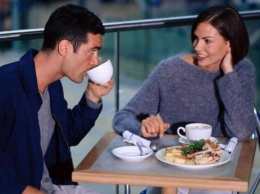 Ученые нашли связь между позой и успешным свиданием