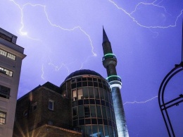 "15 тысяч молний за четыре часа": Великобританию атакуют аномальное количество молний(фото)
