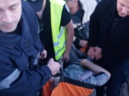Инсульт на рыбалке: спасатели и полиция переносили больного через парапет (ФОТО)